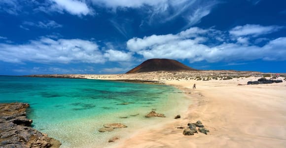 Lanzarote: La Graciosa Complete Jeep Tour with Beach Time