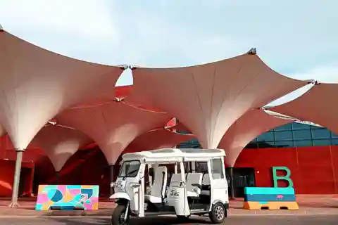 Malaga: VIP private Tuk Tuk tour