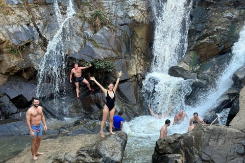Chiang Mai: Wasserfall, Elefantenschutzgebiet und Bamboo RaftingGruppentour mit Hotelabholung