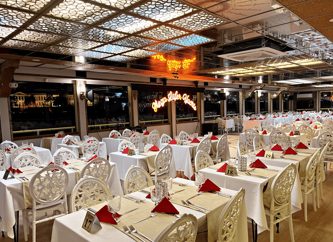 Istanbul: Bosporus-middagscruise og show med privat bord