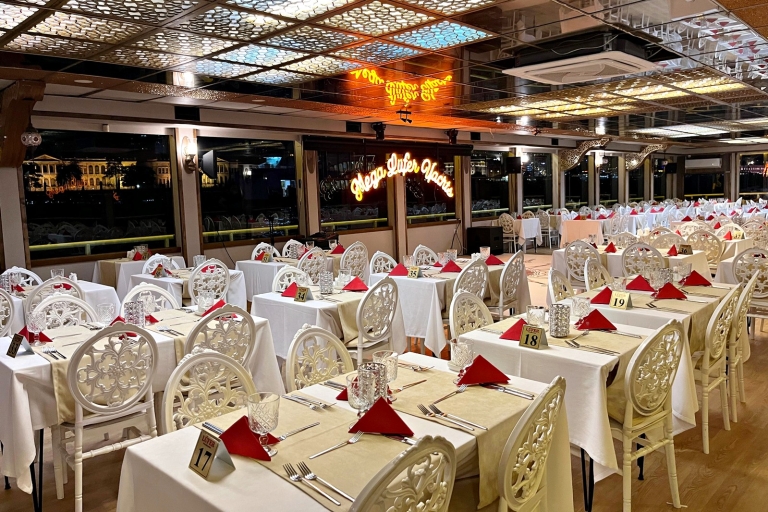 Istanbul : dîner-croisière et spectacle sur le Bosphore avec table privéeDîner et boissons non alcoolisées avec transfert à l'hôtel