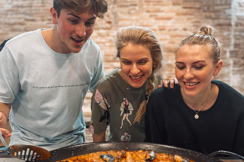 Barcelona: Clase de cocina de paella de marisco y mercado de la Boquería