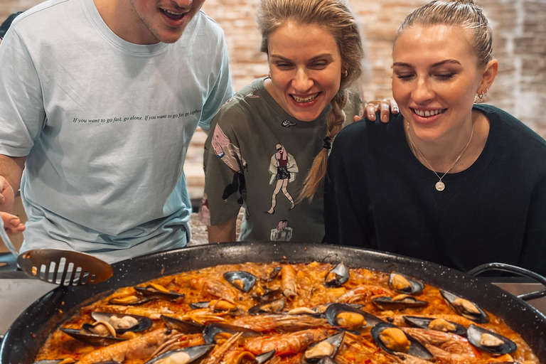 Barcelona: Clase de cocina de paella de marisco y mercado de la Boquería