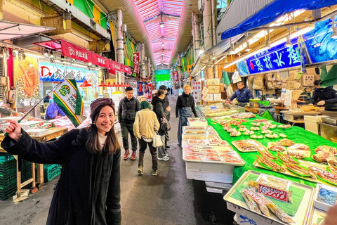 Discover Kanazawa: Market, Castle & Garden walk with a Local