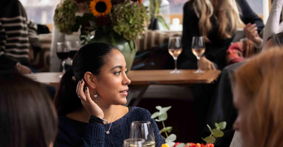 Afbeelding 1 van Amsterdam: luxe salon-boottocht met cocktails en wafels