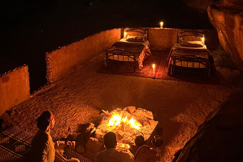 Från Wadi Rum: 1 natt under stjärnorna med jeeptur och måltiderThe Camping - Sova under stjärnorna med 3 timmars rundtur + kamel