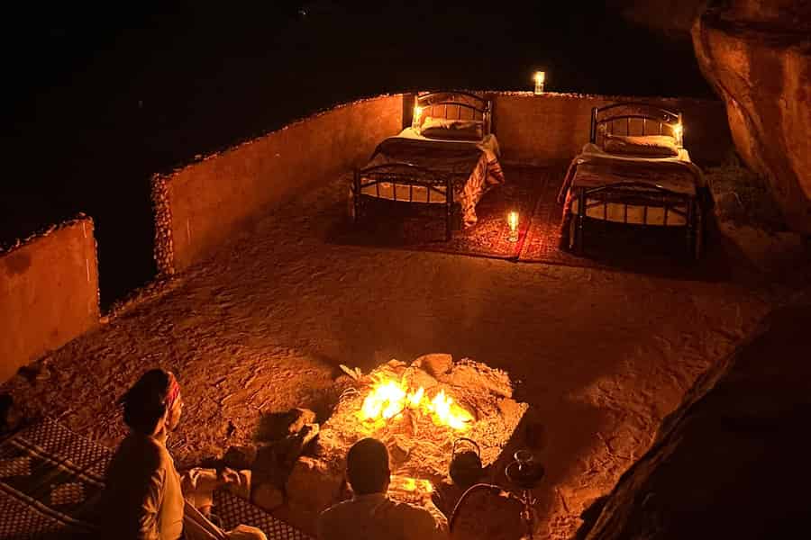 Von Wadi Rum aus: Jeep Tour mit Übernachtung auf dem Wüstencampingplatz. Foto: GetYourGuide Von Wadi Rum aus: Jeep Tour mit Übernachtung auf dem Wüstencampingplatz. Foto: GetYourGuide