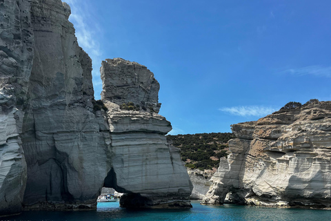 Lo mejor de Milos en velero: Kleftiko, playas y almuerzo griego