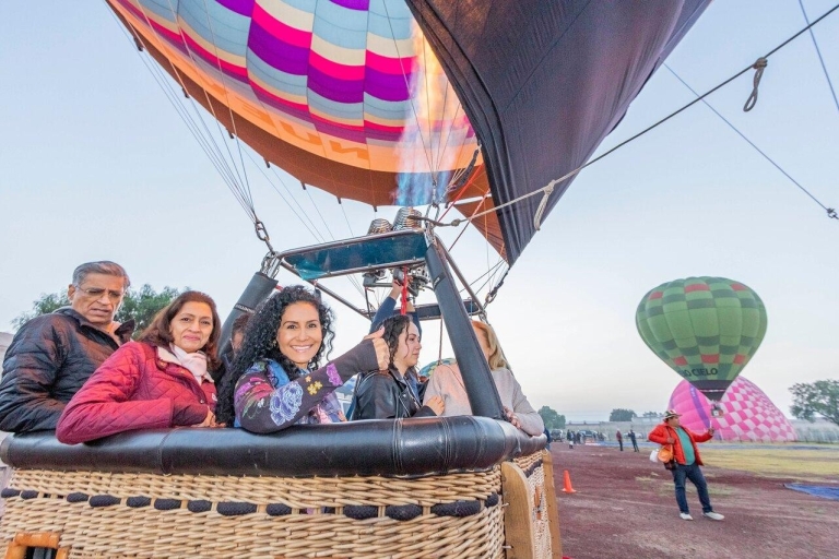 Teotihuacan: Vuelo en globo con desayuno en una cueva naturalVuelo en globo sin desayuno ni transporte