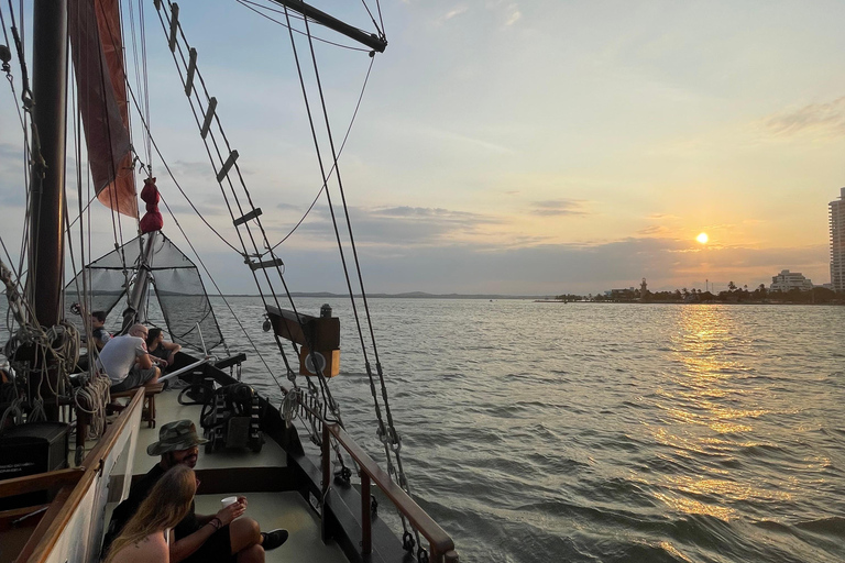 Cartagena, CO: Sunset Skyline Pirate Boat Tour z otwartym barem