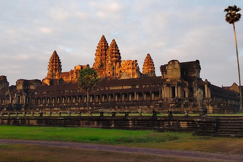 Prywatny transfer z lotniska w Siem Reap w obie strony minivanem AC