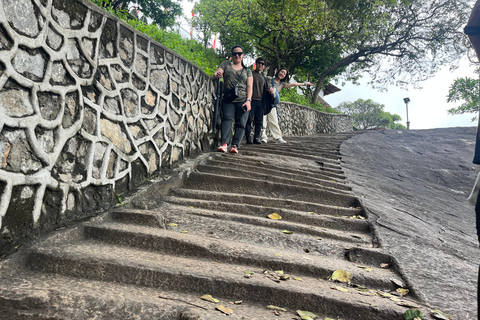 Från Colombo: Dagsutflykt till Dambulla och bergsklättringen i PidurangalaFrån Colombo: Dagsutflykt till Dambulla och Pidurangala Rock climb