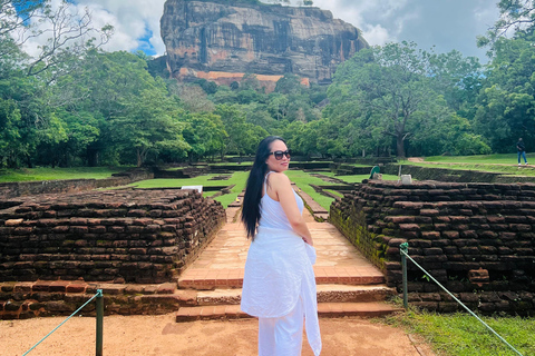 Excursão particular de 1 dia a Sigiriya e DambullaTour começando na área de Kaluthara / Wadduwa