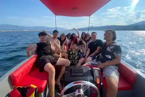 Kelowna: Private Electric Boat Tour with Bluetooth Speaker