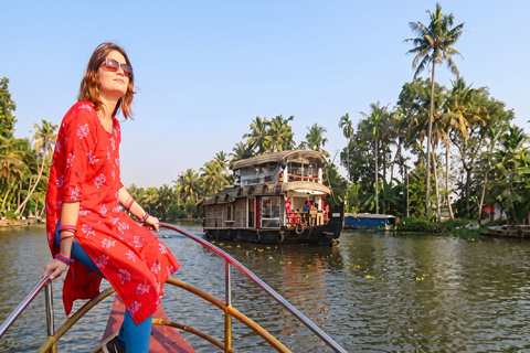 5-Day Kerala Highlights Tour with Overnight Houseboat Stay 3 Star Hotel Accommodation