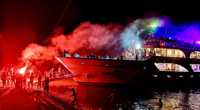 Nidri: White-Boot-Party mit DJ, Feuerwerk und Getränk