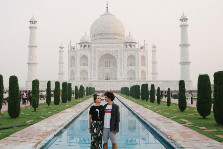 Wycieczka z przewodnikiem po Taj Mahal z pominięciem kolejki z wieloma opcjamiBilet do zabytku z wycieczką z przewodnikiem oraz odbiorem i dowozem do hotelu