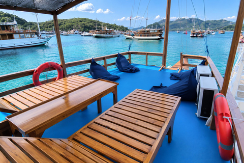 Labuan Bajo: 2-Day Komodo & Pink Beach Tour with Town Dinner Dorm (15 pax/room) 8 Island Stops, No Dinner, No Souvenirs
