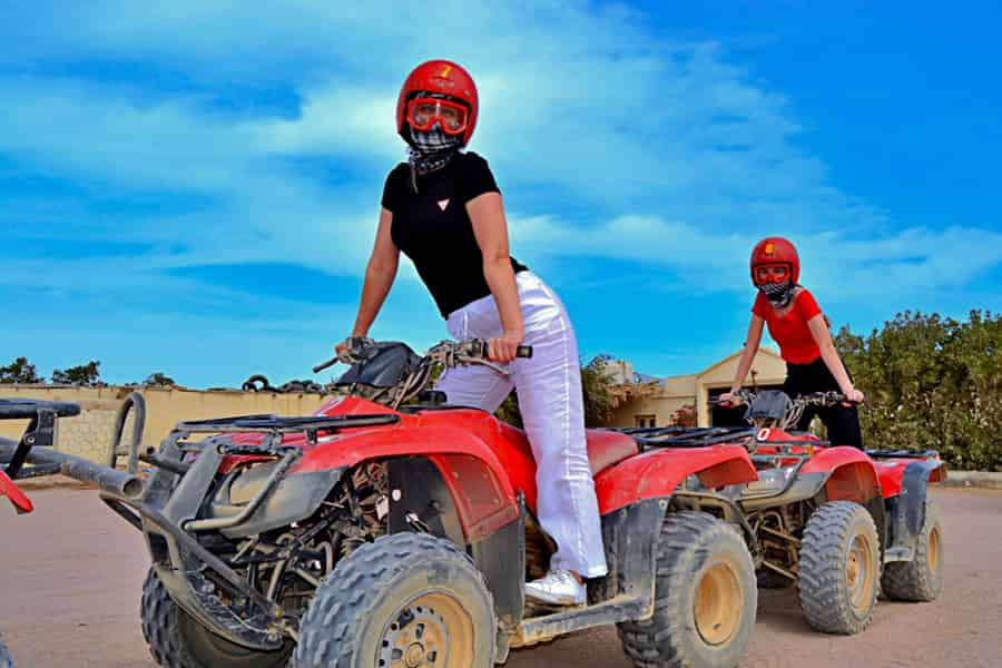 Hurghada: Safari Jeep, Quad, Buggy, Kamelritt & BBQ Dinner. Foto: GetYourGuide Hurghada: Safari Jeep, Quad, Buggy, Kamelritt & BBQ Dinner. Foto: GetYourGuide