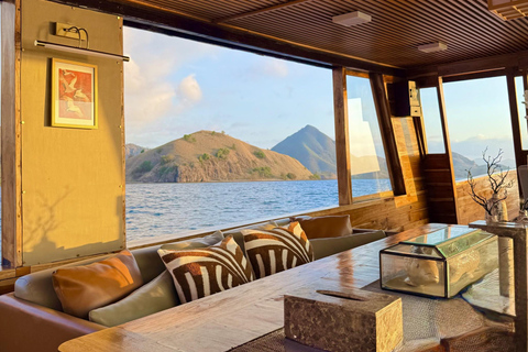 Labuan Bajo: Komodo Full Day Tour Luxury Boat Sunset Cruise Komodo Tour Luxury Boat with Drone and GoPro Underwater