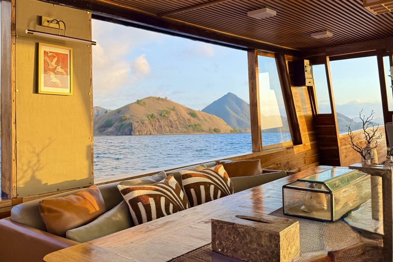 Labuan Bajo: Komodo Full Day Tour Luxury Boat Sunset Cruise Komodo Tour Luxury Boat with Drone and GoPro Underwater