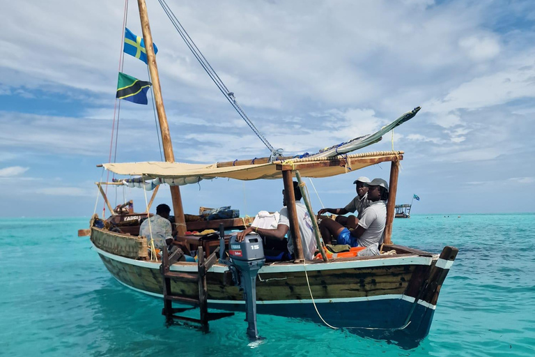 Zanzibar: Mnemba eiland privé dhow cruise met lunch