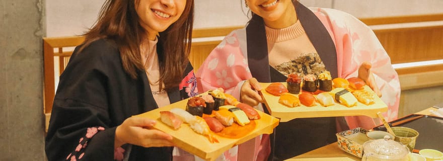 Naha, Okinawa : atelier de préparation de sushis près de Kokusai-dori