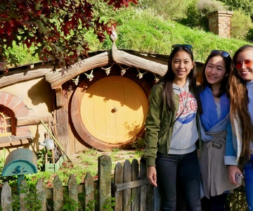 From Auckland: Hobbiton & Waitomo Caves Full-Day Trip