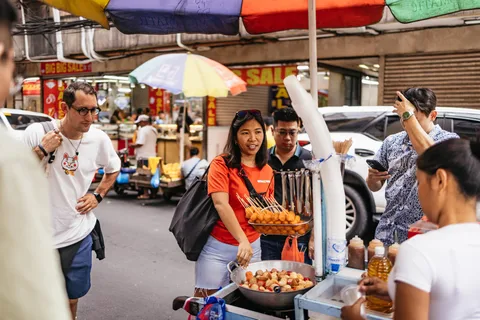 Manila: Street Food and Drinks Walking Tour with Tastings