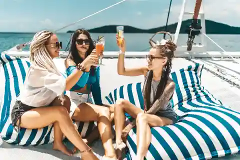 Phuket: Katamaran-tur til Coral Island og Racha Island