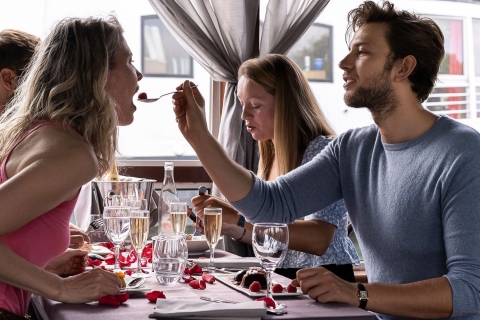 Paris : déjeuner croisière gastronomique sur la SeineDéjeuner-croisière romantique à 3 plats avec champagne et fleurs