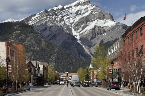 From Calgary: Moraine Lake, Lake Louise & Banff Town Tour