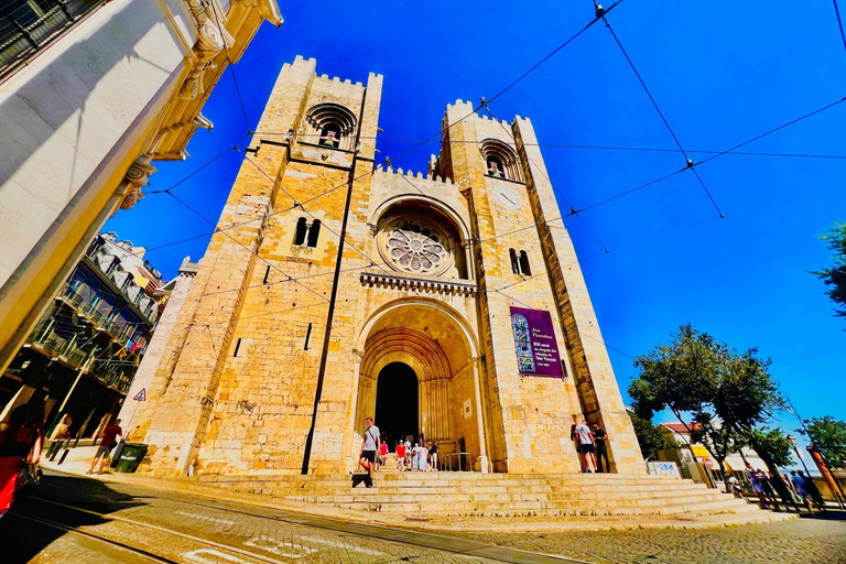 Lisbon: Tuk Tuk Private Tour With Free Polaroid Photos Lisbon: Old town Tuk Tuk Tour (60min)