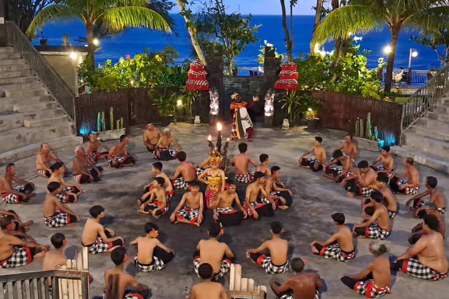Bali: Tanah Lot Temple Sunset Kecak & Fire Dance Show Ticket. Foto: GetYourGuide