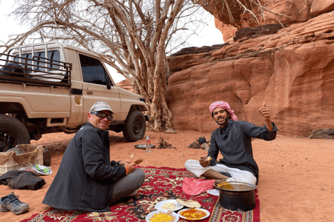 Wadi Rum: Burdah Bergwanderung und -besteigung + traditionelles Mittagessen