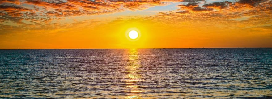 AQUA SPLASH SUNSET : Méga toboggan, cocktail et baignade