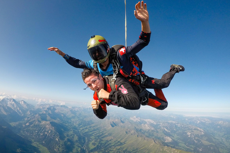 Interlaken: Paracadutismo in aereo sulle Alpi svizzere