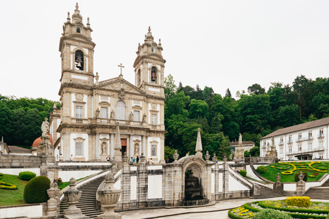 Desde Oporto: tour de día a Braga y Guimarães con almuerzoRecogida y regreso al hotel incluidos.