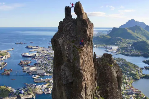 Lofoten: Climb Svolværgeita with a certified tour guide and experience the adventure!