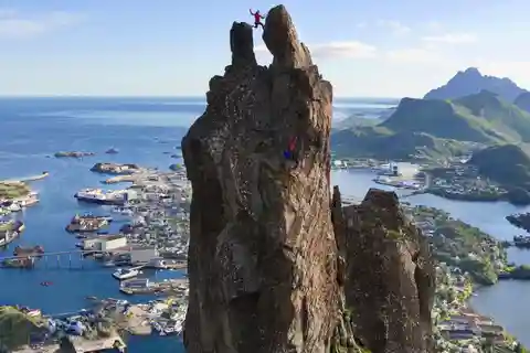 Lofoten: Climb Svolværgeita with a certified tour guide and experience the adventure!