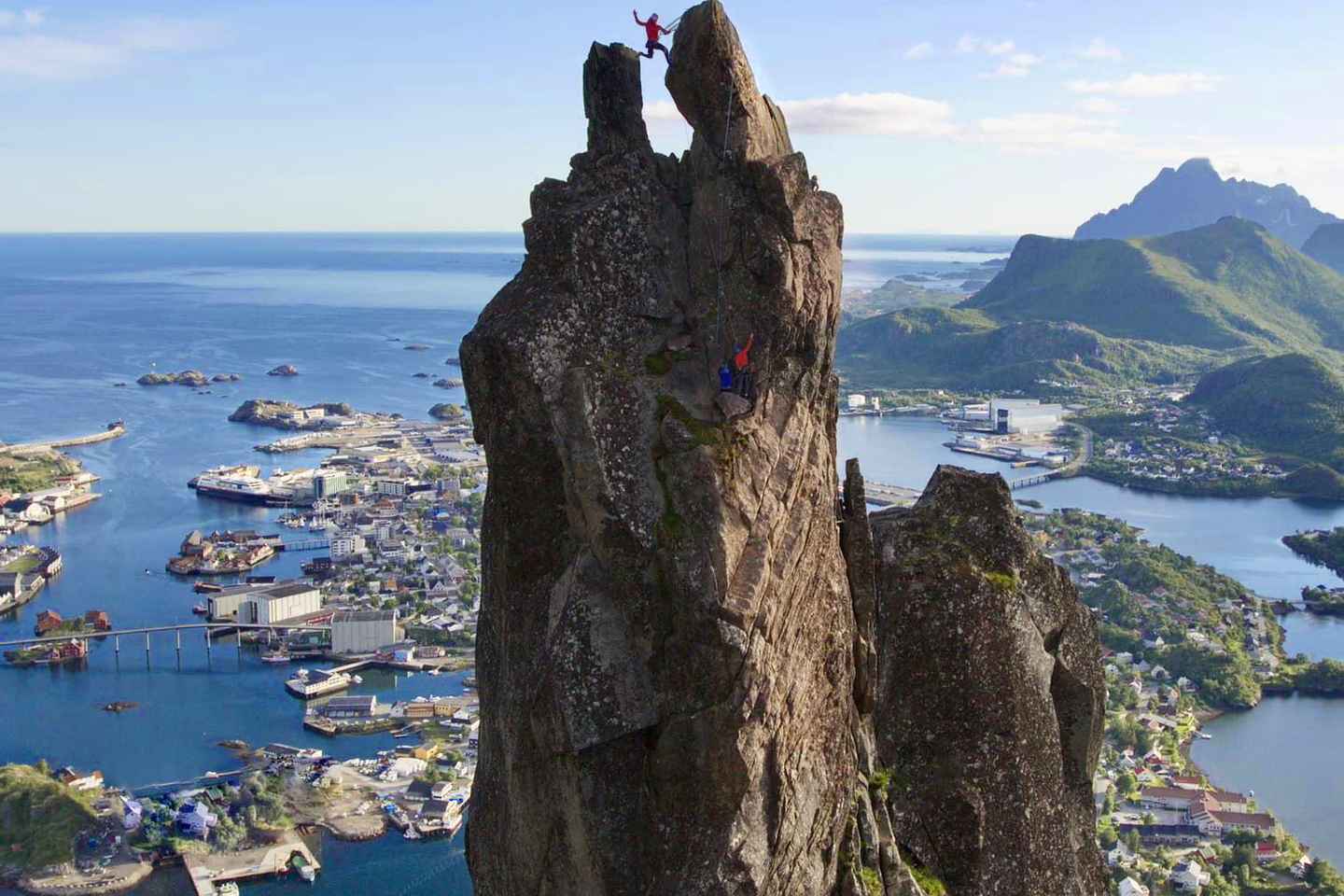 Lofoten: Climb Svolværgeita with a certified tour guide and experience the adventure!