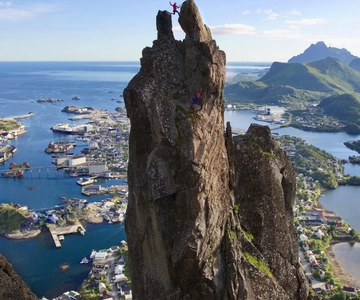 Lofoten: Climb Svolværgeita with a certified tour guide and experience the adventure!