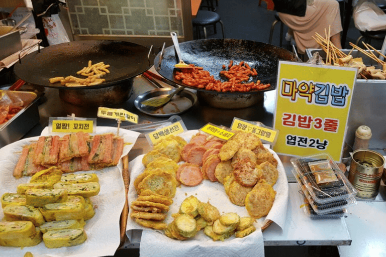 Gyeongbok-gung and Seochon walking tour with coin lunchbox Gyeongbok-gung & Seochon Walking Tour (Hanbok Experience)