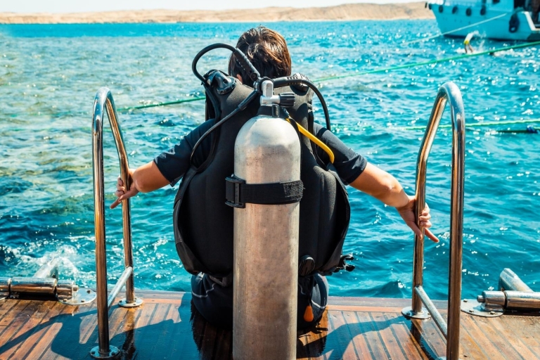 Sharm: Wycieczka łodzią nurkową Ras Mohamed z prywatnym transferemWycieczka łodzią z jednym nurkowaniem zapoznawczym i prywatnymi transferami