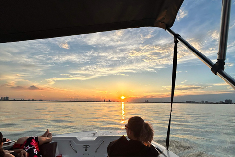 Fort Lauderdale: Sunset Boat Tour with "French Appetizer"