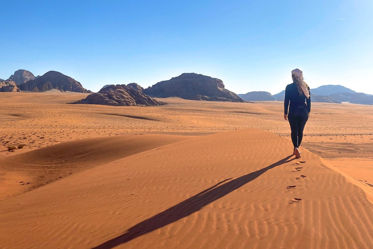 Wadi Rum: Overnight Jeep Tour with Meals and Sandboarding