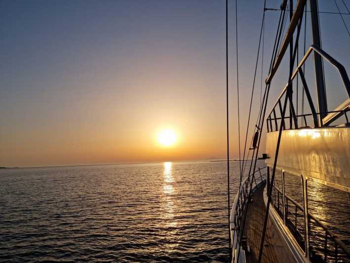 Mykonos: Crucero en barco al atardecer con cena ligera y bebidas
