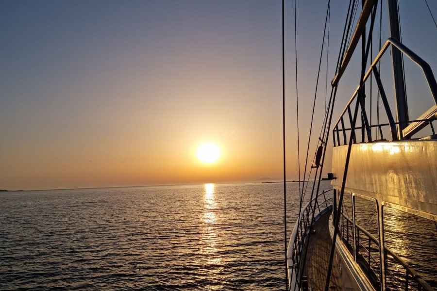 Mykonos: Sonnenuntergangs-Segeltour mit leichtem Abendessen und Getränken. Foto: GetYourGuide