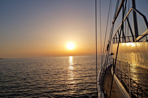 Mykonos : Croisière au coucher du soleil avec dîner léger et boissonsCroisière en bateau au départ du port d'Agios Ioannis