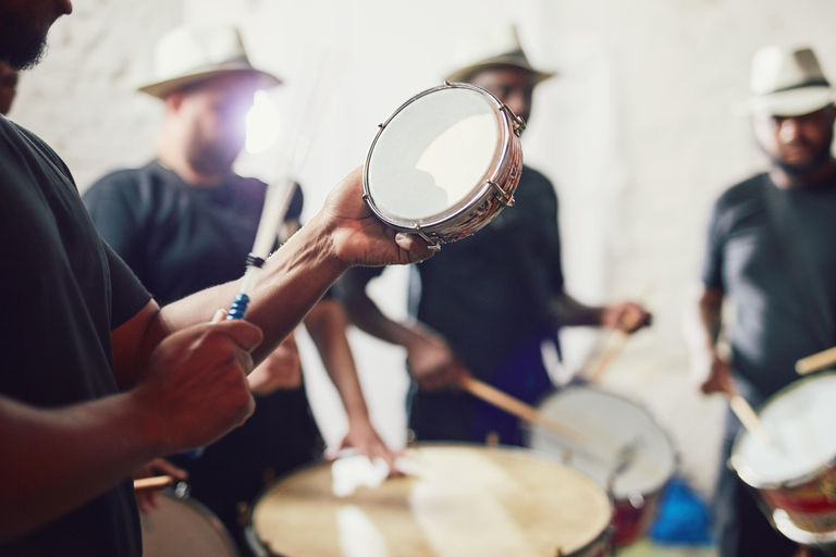 Búzios: Samba Show with Welcome Drink and Live Music